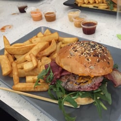 Le Mets Du Roi - Le burger "le prince". Avec un échantillon de sauces. Super bon !