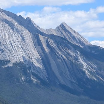 Jasper National Park - Mountains near Medicine Lake Jasper - Parks Near Me