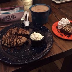 La Fabrica de Chocolate - Concha de chocolate con nata chocolate caliente espumoso semiamargo y el Rey de chocolate deliciosooo