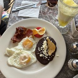 Del Jardín Café-Bar - Breakfast Eggs & bacon
