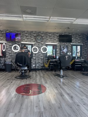 La Familia Barbershop by null