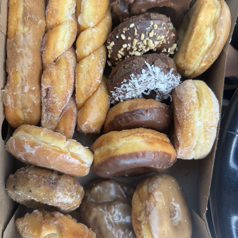 The 15 donuts we got for $6.99 from Too Good To Go app.