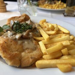 Alter Krug - Schnitzel Hubertus-von der Mittagskarte. Alter Krug , Berlin-Dahlem