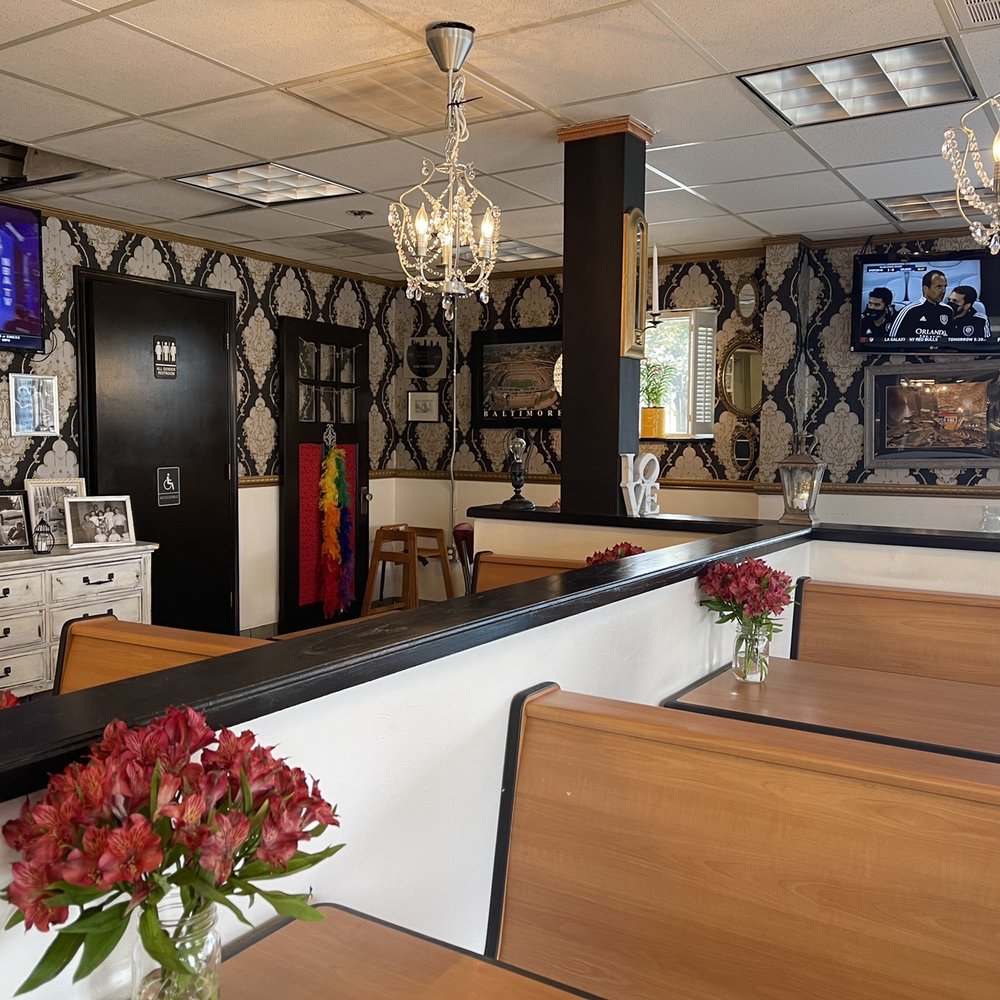 Capt'n Crabby - Love the Shabby Chic Design - Food Trucks Near Me