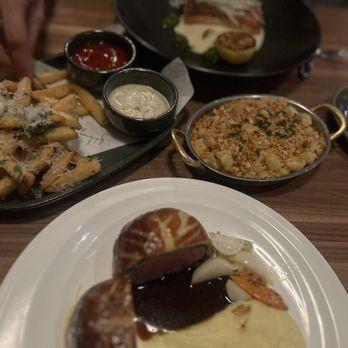 Ramsay's Kitchen - Beef Wellington, shrimp scampi, Mac cheese, salmon and truffle fries - New American Near Me - Naperville, Illinois