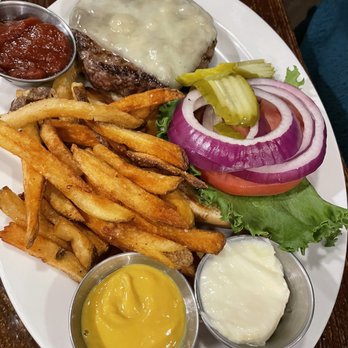 Brown County Inn - Cheeseburger - Hotels Near Me - Nashville, Indiana Brown County Inn - Cheeseburger - Hotels Near Me - Nashville, Indiana