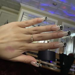 2 Bee Nailz - Nails