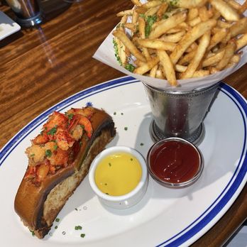 Hudson House - Lobster roll - Cocktail Bars Near Me - Houston, Texas Hudson House - Lobster roll - Cocktail Bars Near Me - Houston, Texas