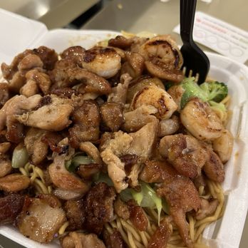 Suki Hana - Half chicken, half shrimp teriyaki with the noodles Sooo Good!! Oh also definitely try their siracha & that creamy orangey sauce together - Japanese Near Me - Los Angeles, California Suki Hana - Half chicken, half shrimp teriyaki with the noodles Sooo Good!! Oh also definitely try their siracha & that creamy orangey sauce together - Japanese Near Me - Los Angeles, California