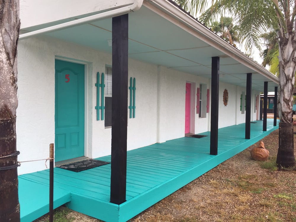 POCO LOCO LODGE Updated October 2024 10 Reviews 305 W Adams Ave