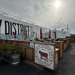 Smokin Woods BBQ - Food patio