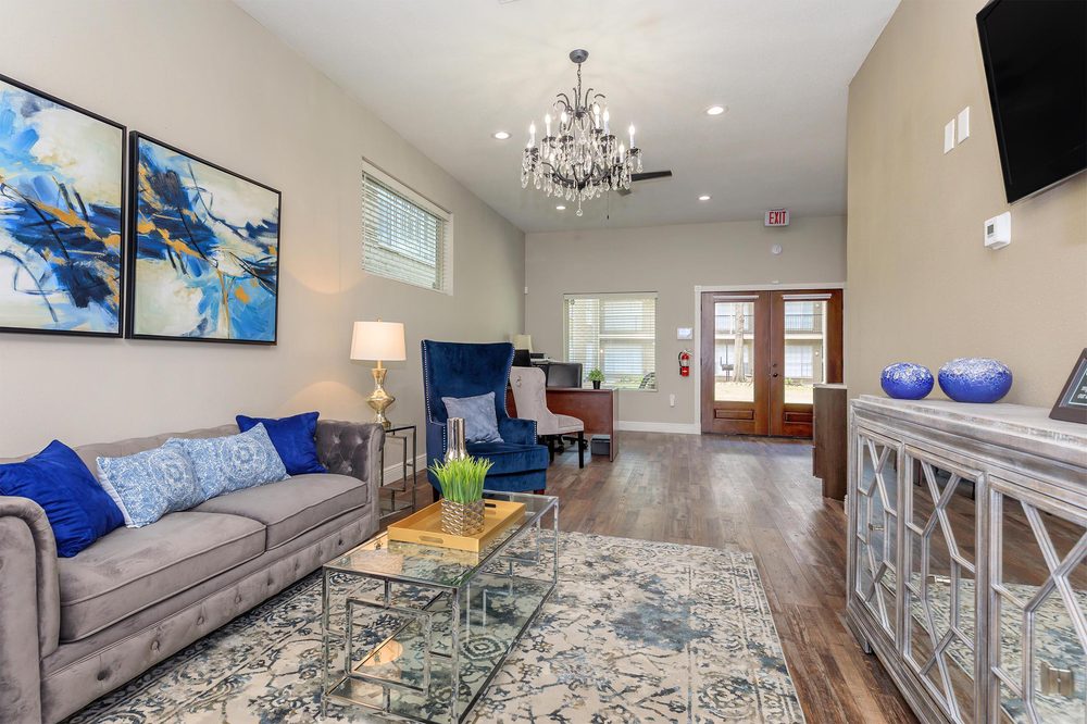 RESIDENCE AT GARDEN OAKS Updated July 2024 500 W Crosstimbers St