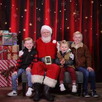 Charm Photography - Visits with Santa in El Dorado Hills Town Center - Session Photography Near Me - El Dorado Hills, California Charm Photography - Visits with Santa in El Dorado Hills Town Center - Session Photography Near Me - El Dorado Hills, California