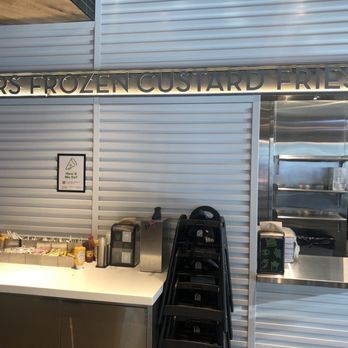 Shake Shack Willis Tower - Fast Food Near Me - Chicago, Illinois