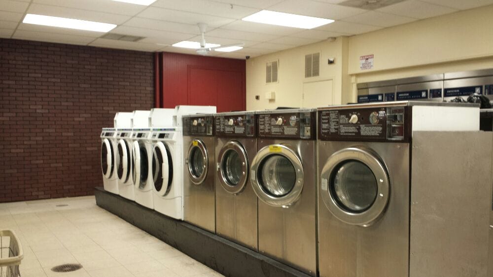 GIANT WASH 24 HR Updated September 2024 1887 Elm St, Dubuque, Iowa