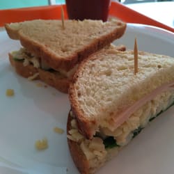Suqueria - Sanduíche no pão de iogurte com peito de peru, rúcula, palmito, champignon e queijo