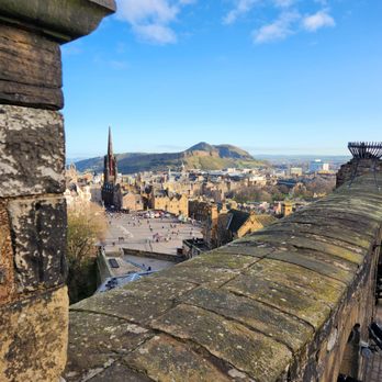 Edinburgh Castle - Vista of the high street and Arthur's seat in the background - Landmarks & Historical Buildings Near Me - Edinburgh, EDH