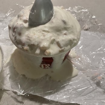 Cold Stone Creamery - Packed up the ice cream sloppy and he was very rude! - Ice Cream & Frozen Yogurt Near Me - Howard Beach, New York