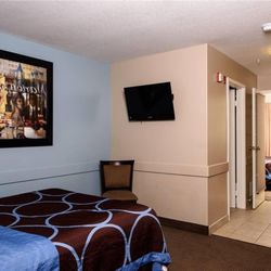 Super 8 by Wyndham Edmonton South - Guest room