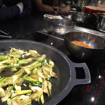 Kitchen Club - Cocinando... - Cooking Schools Near Me - Madrid, M