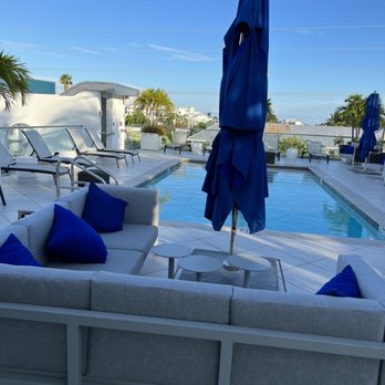 H2O Suites Hotel - Common bar area - Hotels Near Me - Key West, Florida H2O Suites Hotel - Common bar area - Hotels Near Me - Key West, Florida