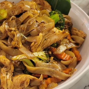 Eto'o Modern Asian Cuisine - Pad Sew - Asian Fusion Near Me - Chicago, Illinois