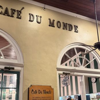 Cafe Du Monde - Café du Monde outdoor seating area - Coffee & Tea Near Me - New Orleans, Louisiana Cafe Du Monde - Café du Monde outdoor seating area - Coffee & Tea Near Me - New Orleans, Louisiana