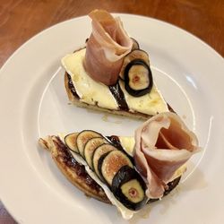 Mezzaluna Oaxaca - Brie, fig and prosciutto bruschetta