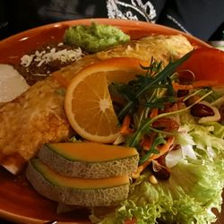 Cancún V - Burrito mit Rinderhack gefüllt, dazu Bohnen, Salat und Saucen / Burrito filled with minced beef, sides