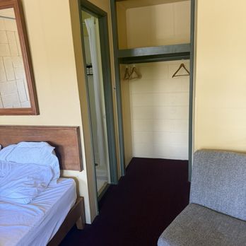 Cashmere Inn - The closet - Hotels Near Me - Cashmere, Washington Cashmere Inn - The closet - Hotels Near Me - Cashmere, Washington