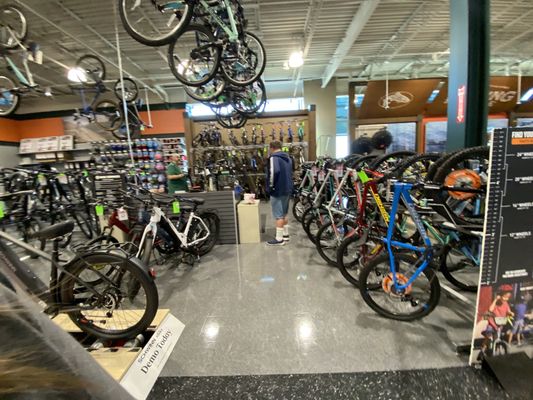 DICK'S Sporting Goods by null