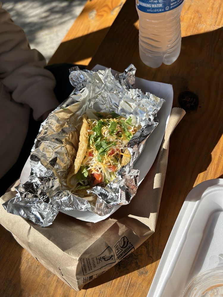 Lynda's Tacos Logo