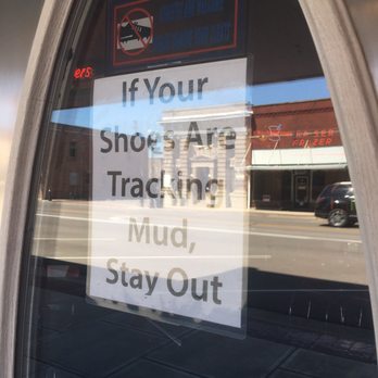 Mom's Diner - Don't bring in any mud - Diners Near Me - Archbold, Ohio
