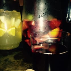 Tapa'n Kitchen Bar - Sangria con vino bianco e Sangria con vino rosso