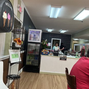 Oxford old fashioned ice cream - View of the order and pick up area - Ice Cream & Frozen Yogurt Near Me - Oxford, North Carolina Oxford old fashioned ice cream - View of the order and pick up area - Ice Cream & Frozen Yogurt Near Me - Oxford, North Carolina