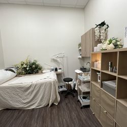 Chloe Ho Beauty - Clean and cozy