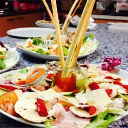 Tradition Pizza - Salades fraîches très copieuse ! Une sauce maison vraiment un régale! Resto souvent pleins attention pensée à réserver les amis.