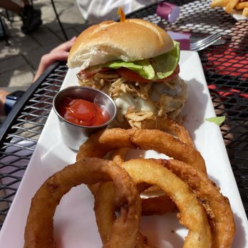 Bowman's Tavern - Guacamole burger - American Near Me - New Hope, Pennsylvania