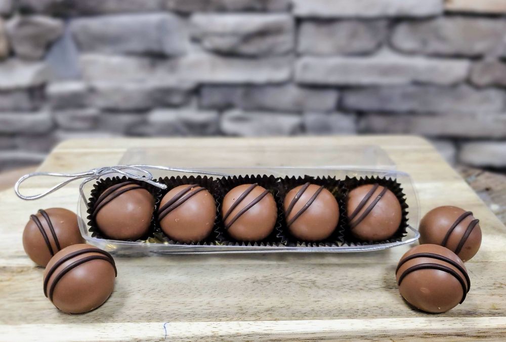 Water's Edge Chocolates Logo