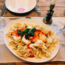 Sheker Event Catering - Manti (türkische Tortellini) mit Knoblauch-Joghurt und leicht pikanter Butter-Paprika-Soße