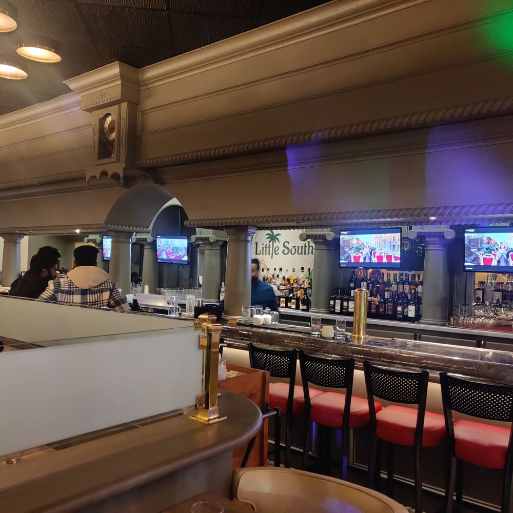 Little South - Bar at the restaurant - Sports Bars Near Me - Mississauga, Ontario