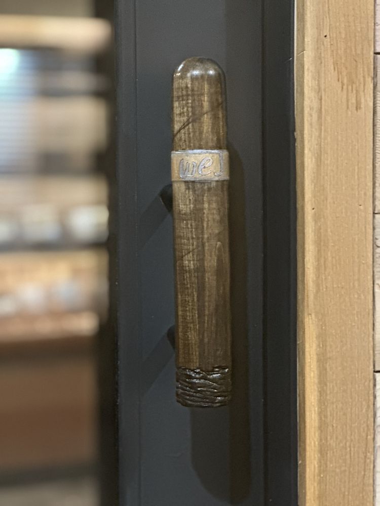 Shade Tree Cigar Lounge Logo