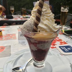 Landhotel Meißnerhof - Kirschbecher mit Mohneis