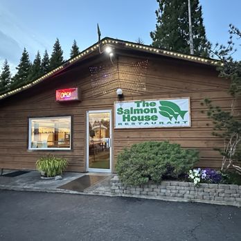Salmon House Restauraunt - Exterior of the restaurant - Seafood Near Me - Quinault, Washington