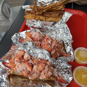 Red's Eats - Lobster roll, zucchini fries - Seafood Near Me - Wiscasset, Maine