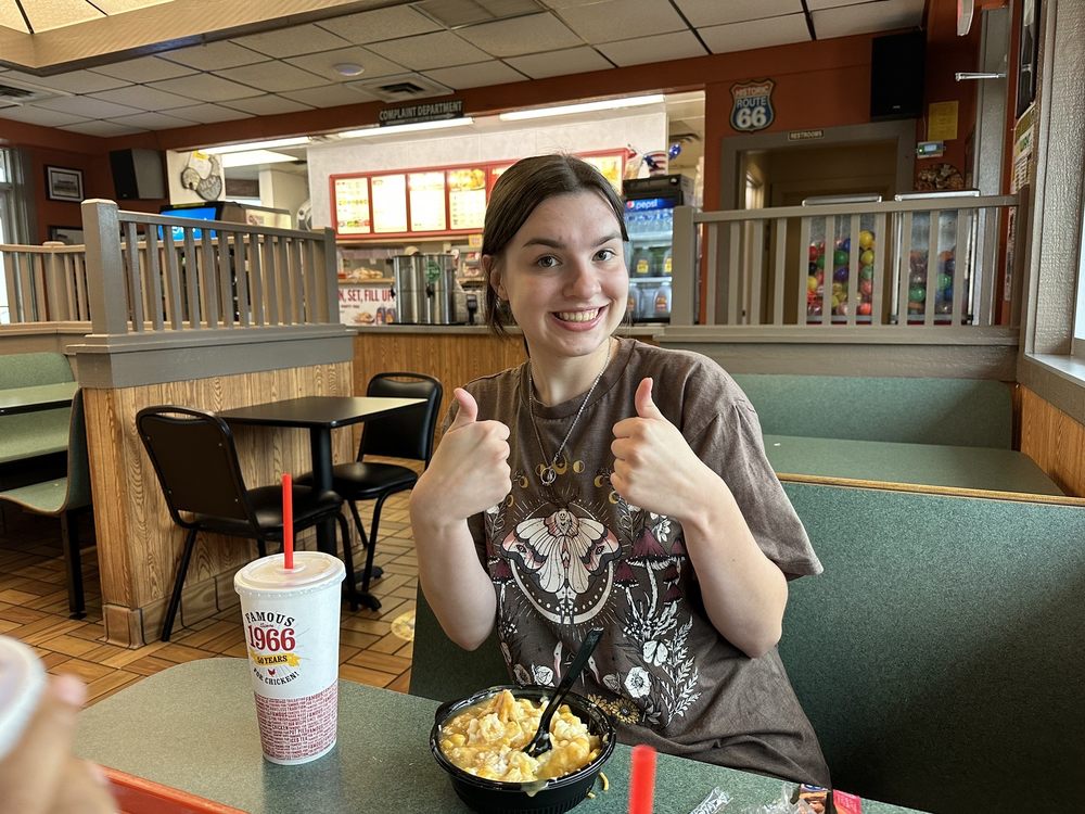 Lee's Famous Recipe Chicken Logo