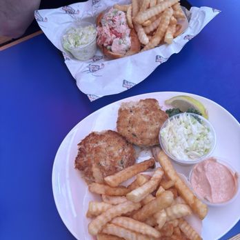 LUNCH Lobster Roll - Lobster Roll & Crab Cakes - Seafood Near Me - Amagansett, New York LUNCH Lobster Roll - Lobster Roll & Crab Cakes - Seafood Near Me - Amagansett, New York