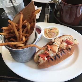 Artisan - Maine Lobster Roll on Grilled Brioche Bun - New American Near Me - Southport, Connecticut