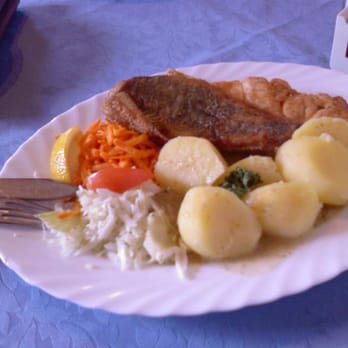 Zum Fischer - Gebratene Scholle und etwas gebratener Lachs - einwandfrei! - Seafood Near Me - Baabe, MV
