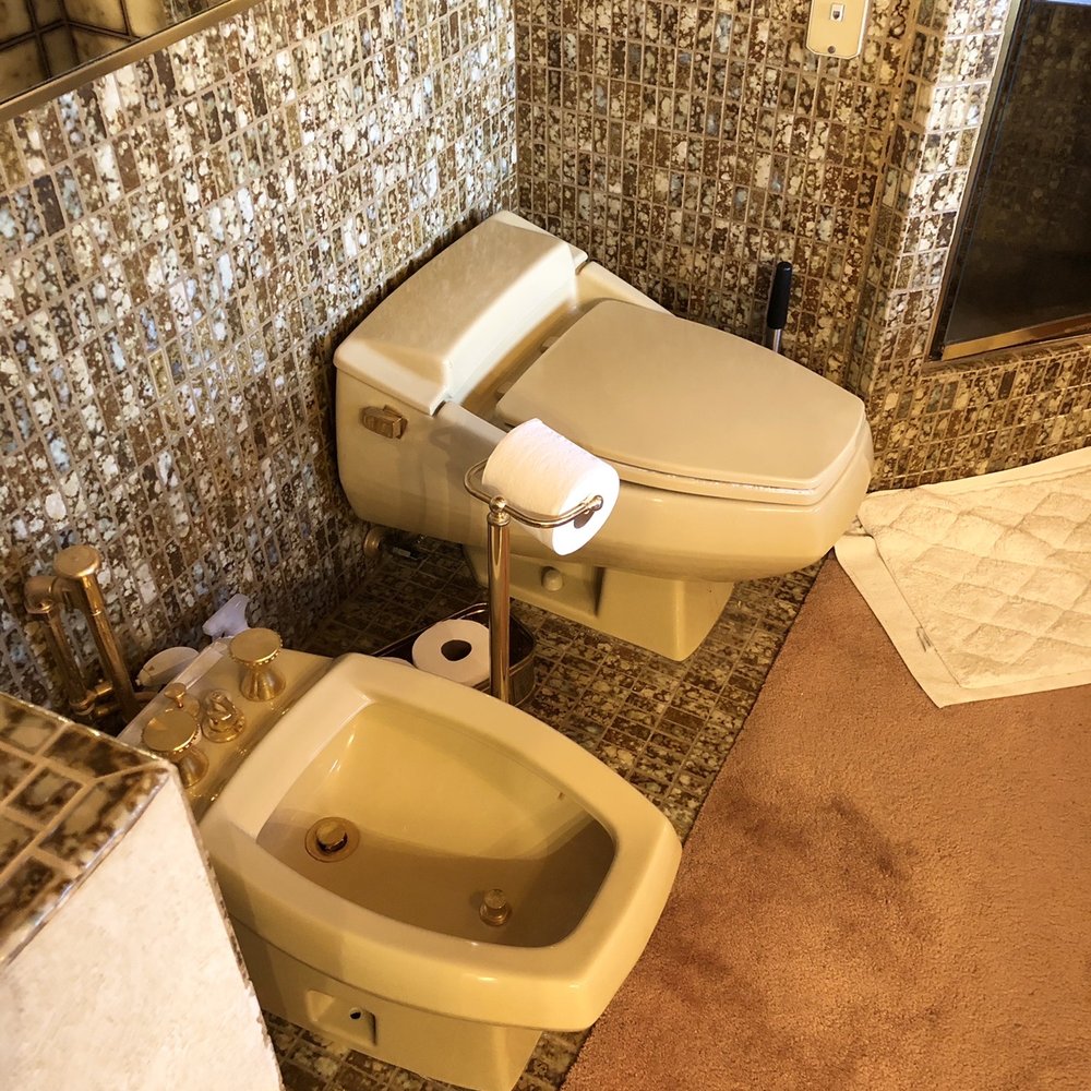 Where Eagles Fly Bed & Breakfast - Bathroom details. Play Boy mansion vibes... - Bed & Breakfast Near Me - Zephyr Cove, Nevada